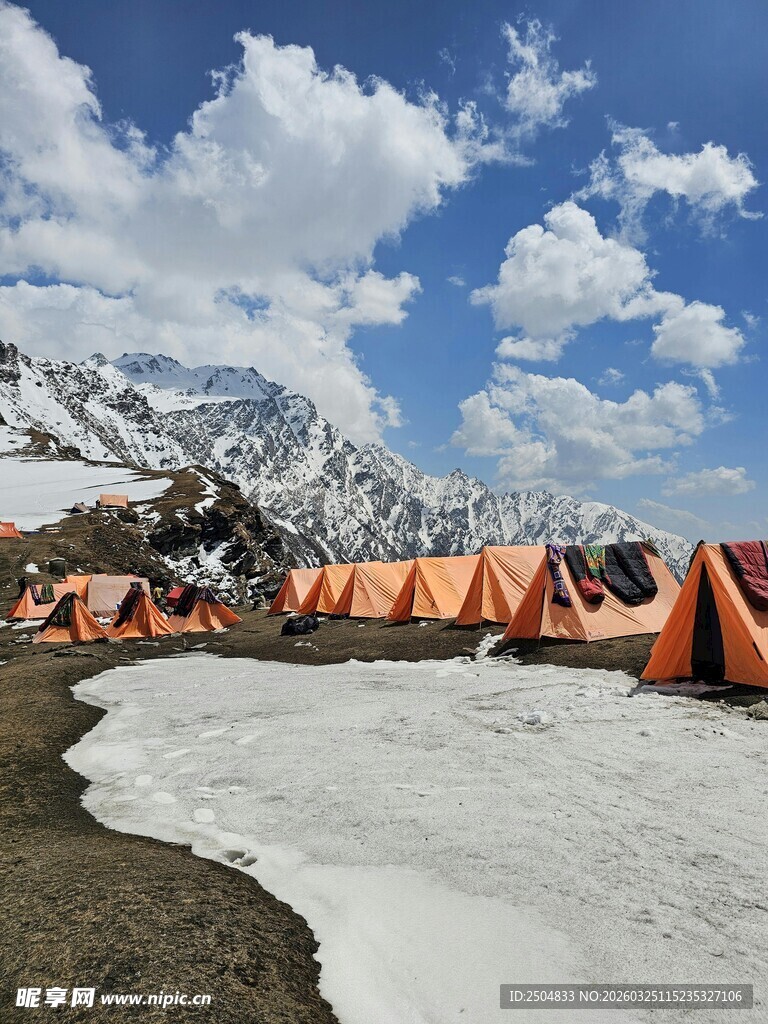 雪山下的多彩露营帐篷
