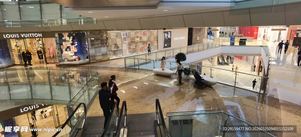 机场大厅内的旅客活动场景