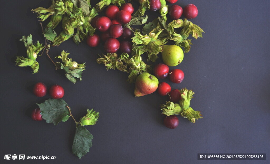 红果绿叶静物组合