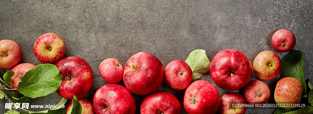 新鲜红苹果与绿叶摆放