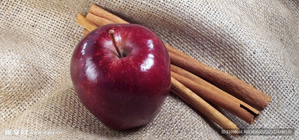 红苹果与肉桂棒静物图