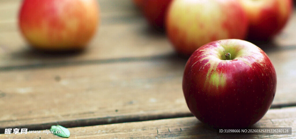 木桌上的鲜红苹果
