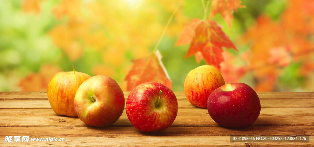 木桌上的新鲜红苹果