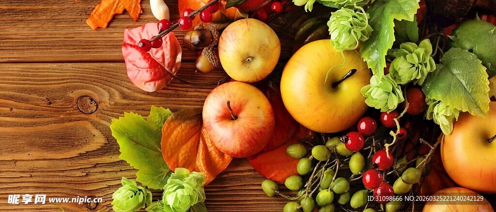 多彩新鲜果蔬摆于木面
