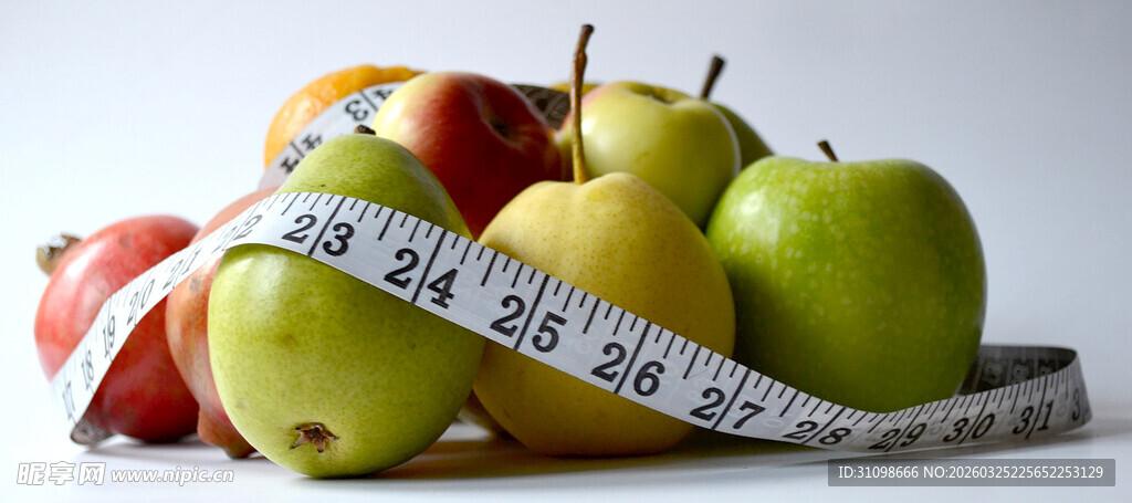 水果旁的卷尺与健康测量
