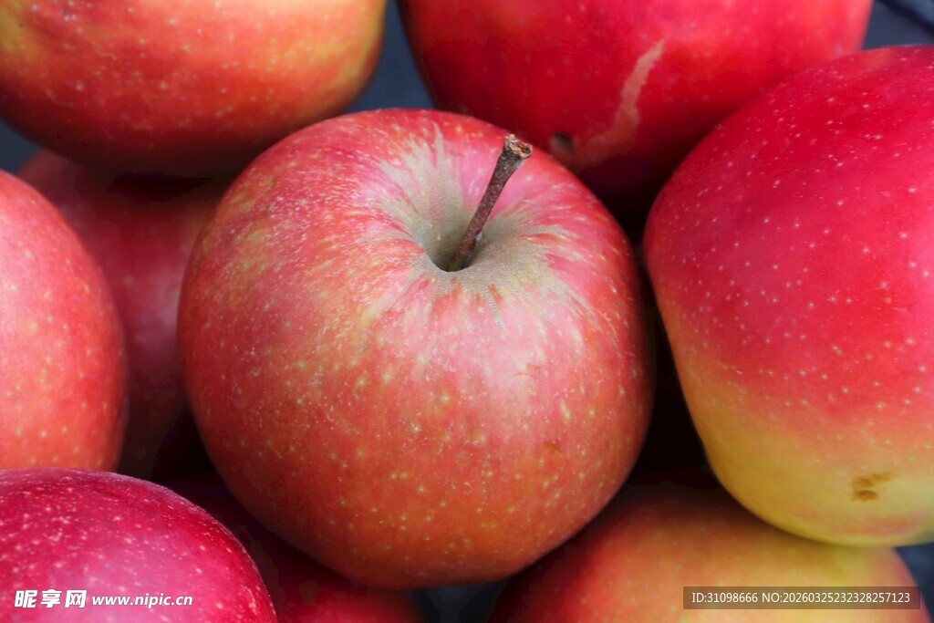 新鲜红苹果堆叠