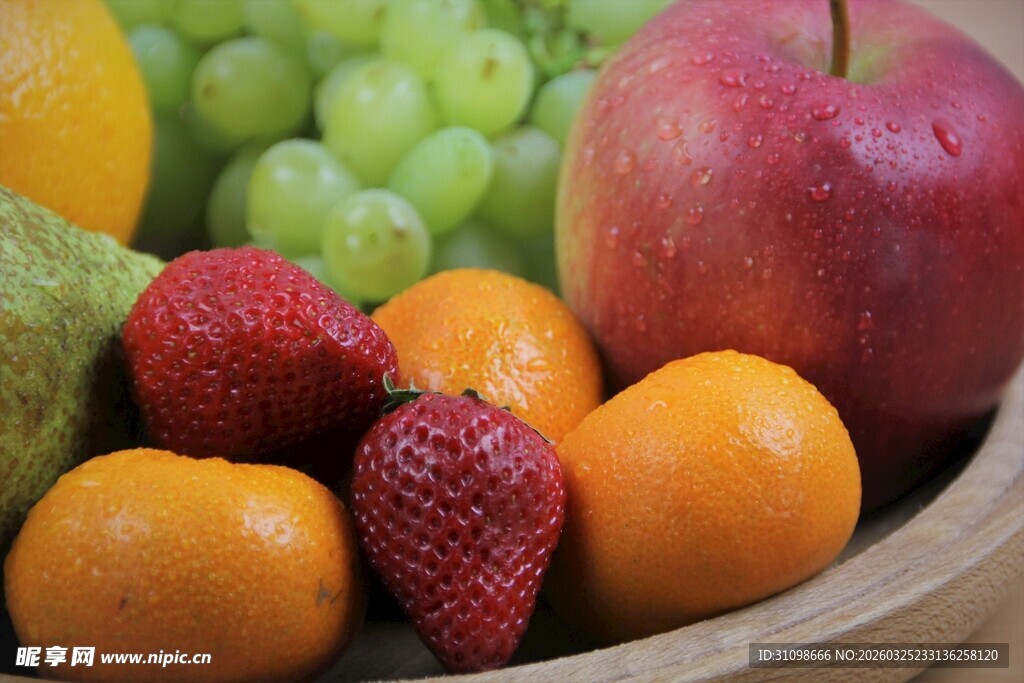 多彩水果盛于碗中