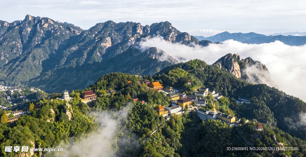 九华山云雾缭绕的壮丽景致