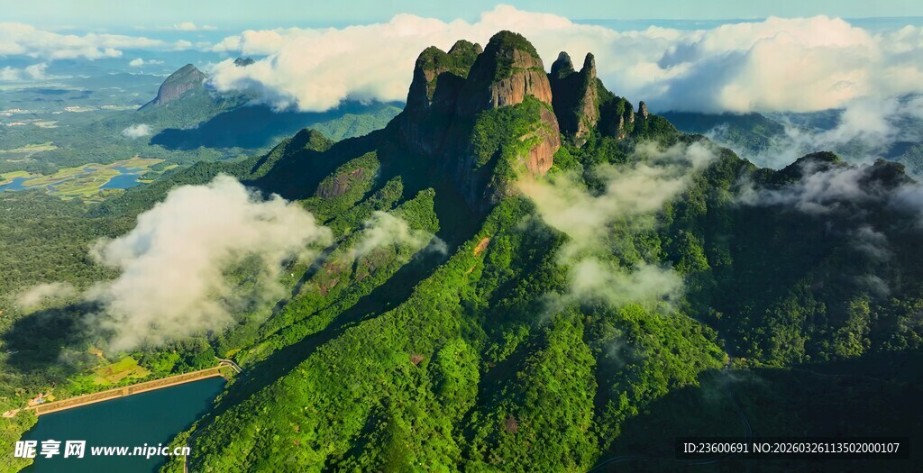 莲花山空中俯瞰葱郁山峦与湖泊