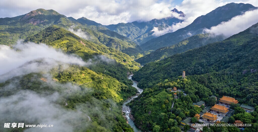 罗浮山山间云雾缭绕的秀丽风光
