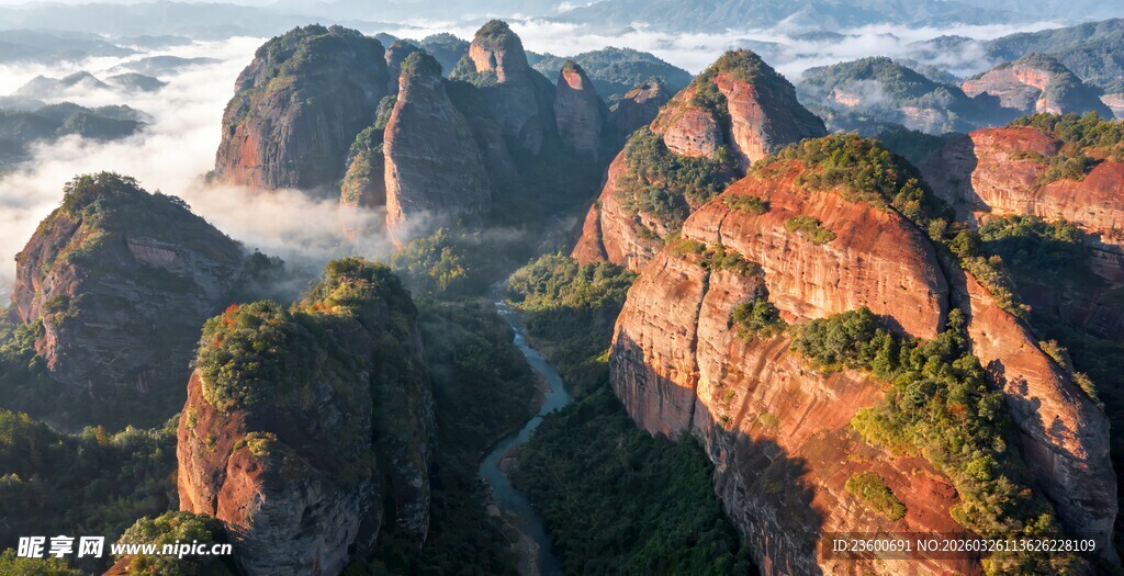 龙川霍山壮丽山峦云海景观