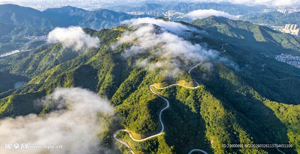 白云山云海环绕