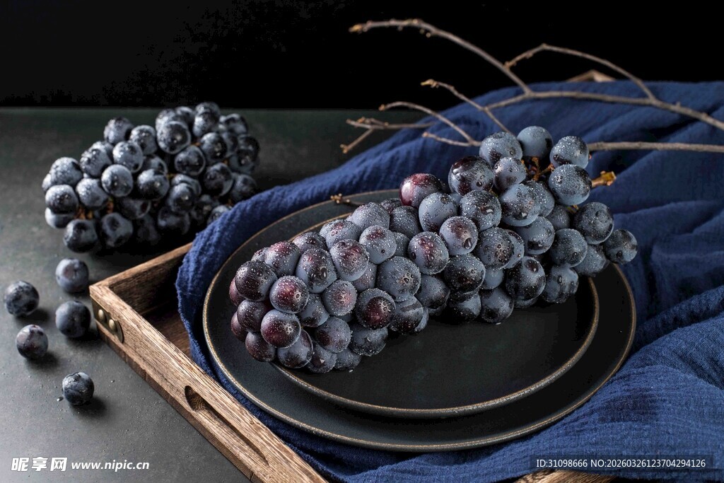 新鲜紫葡萄