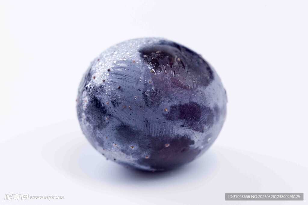 紫黑色新鲜葡萄果实