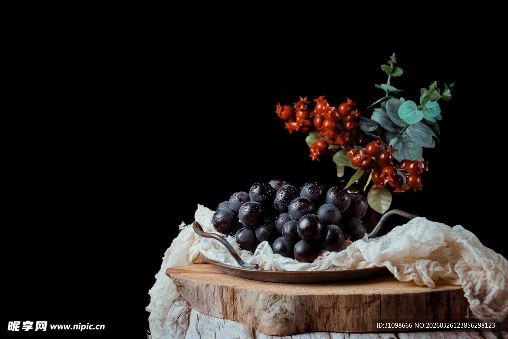 木桶上的葡萄与多彩植物