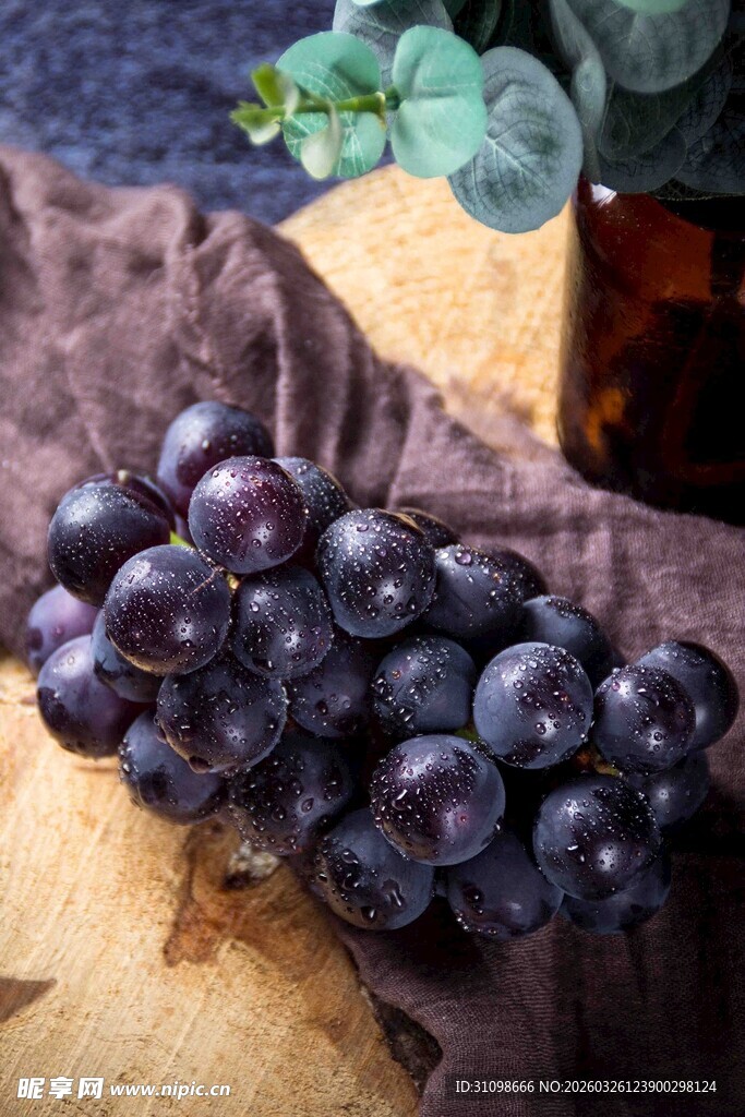 紫葡萄静物摆拍