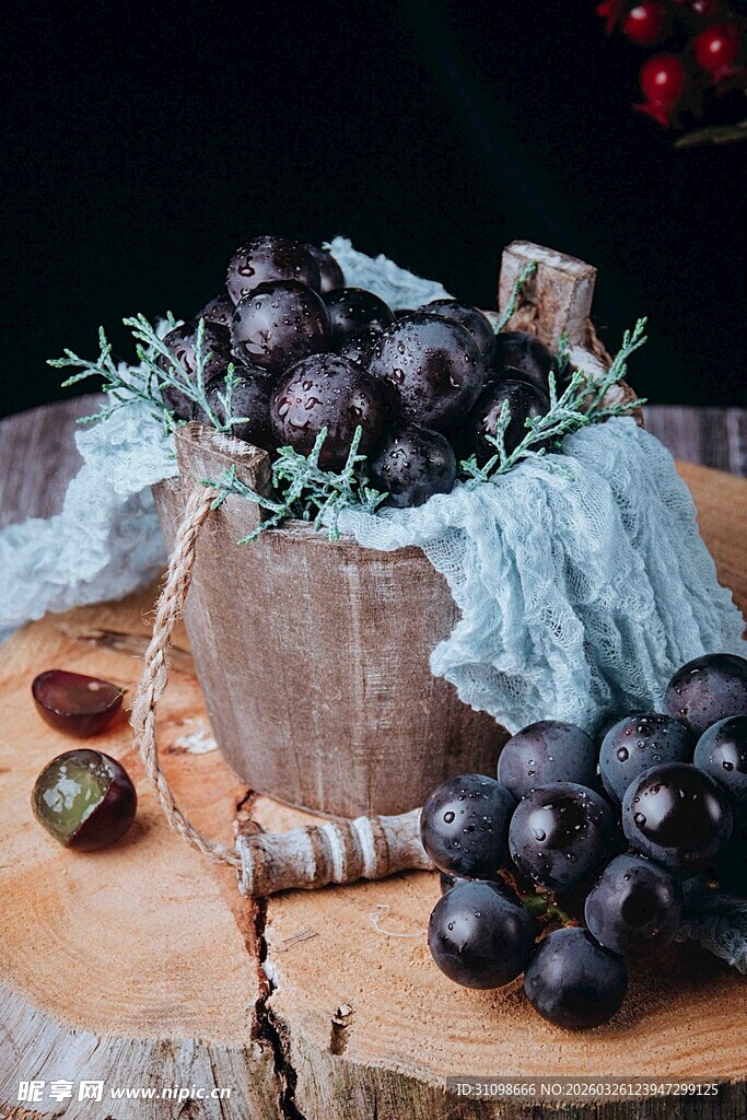 木桌上的新鲜紫葡萄