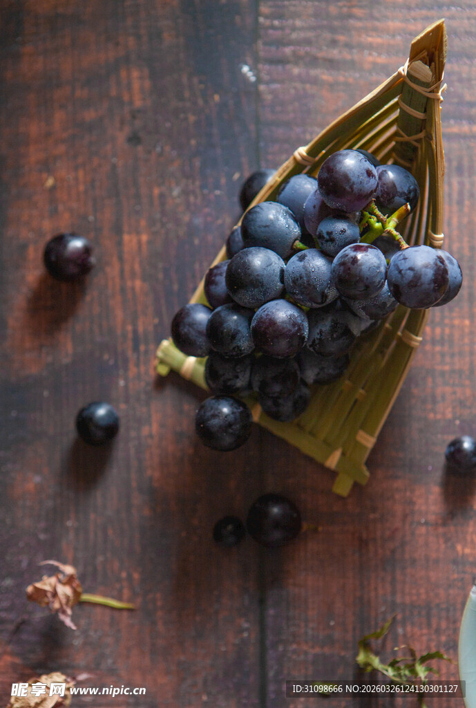 木桌上的紫葡萄与小果