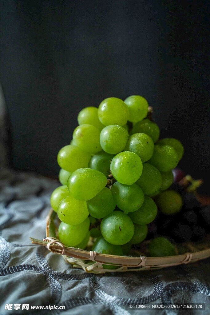 篮子里的青葡萄