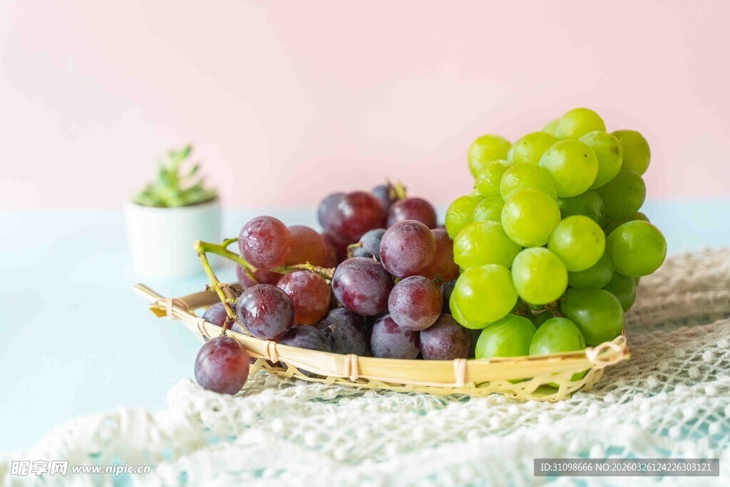 多彩葡萄摆于精致托盘上
