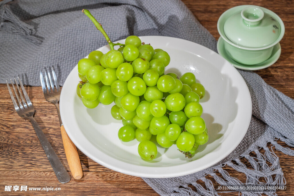 盘中青葡萄