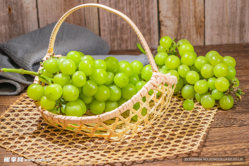 竹篮中的鲜绿葡萄