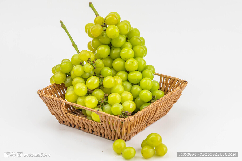 木盘上的鲜绿葡萄