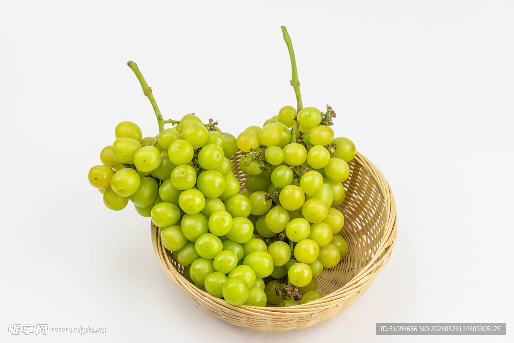 竹篮中的青葡萄