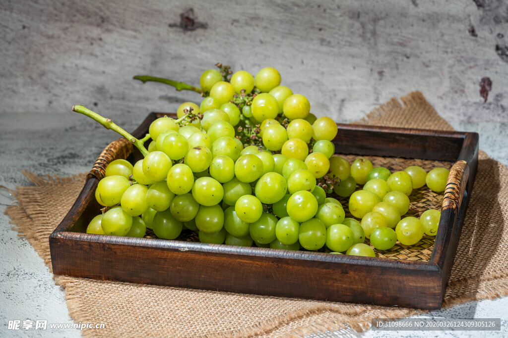 木盒中的鲜绿葡萄
