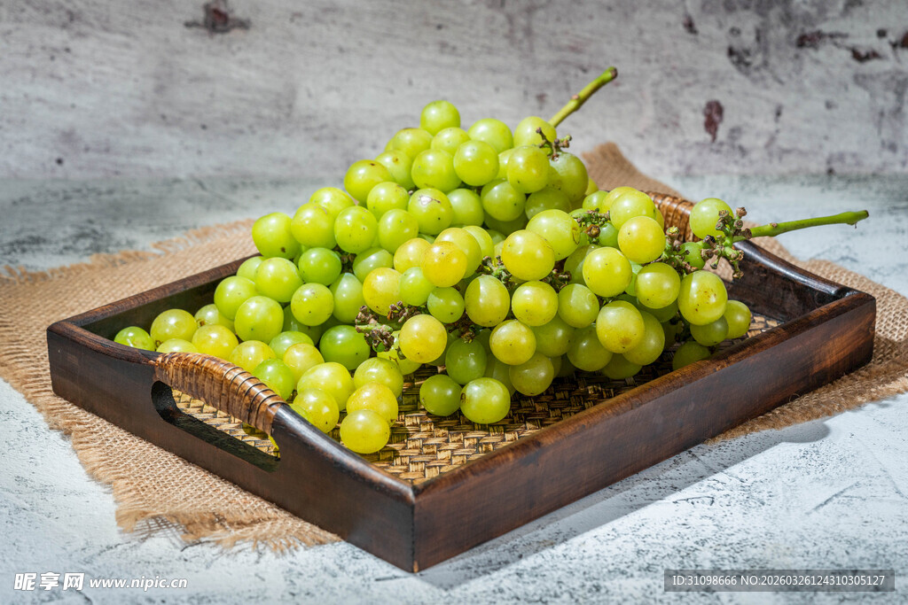 木盘里的鲜绿葡萄