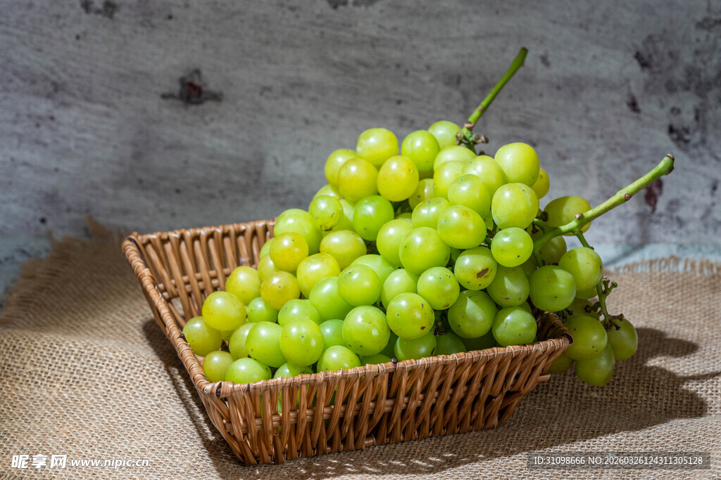 竹篮中的青葡萄