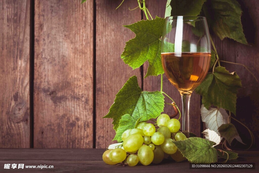 木质背景下的葡萄与美酒