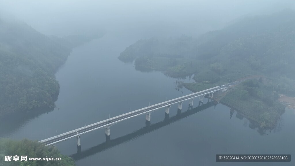 雾中大桥横跨宽阔水面