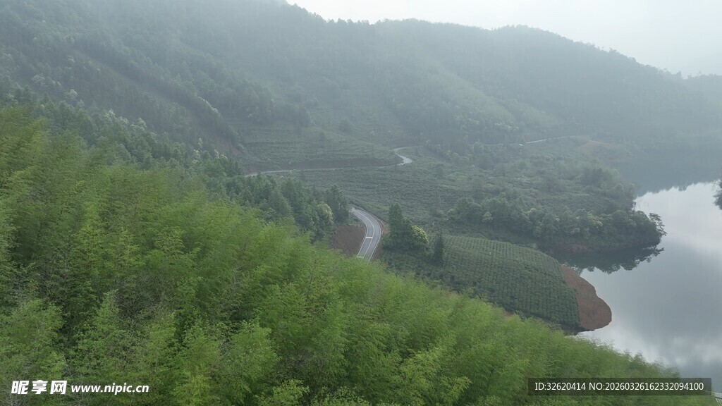 青山绿水间的秀丽风光