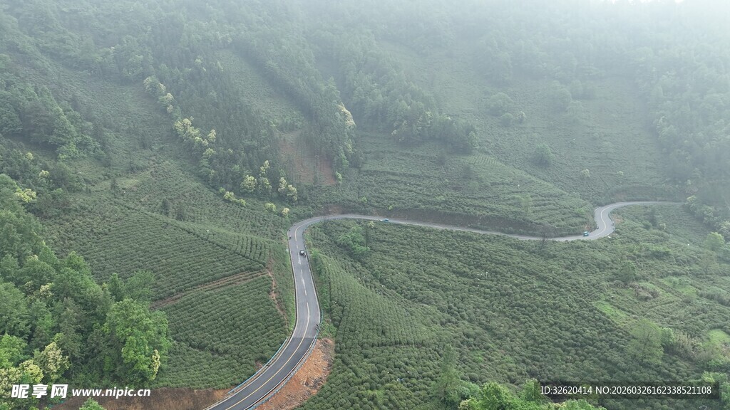 山间蜿蜒公路