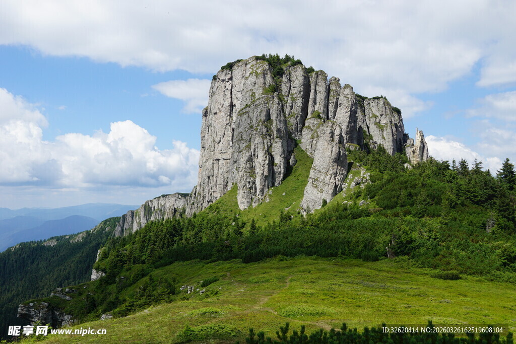 巍峨山峰与葱郁草地美景