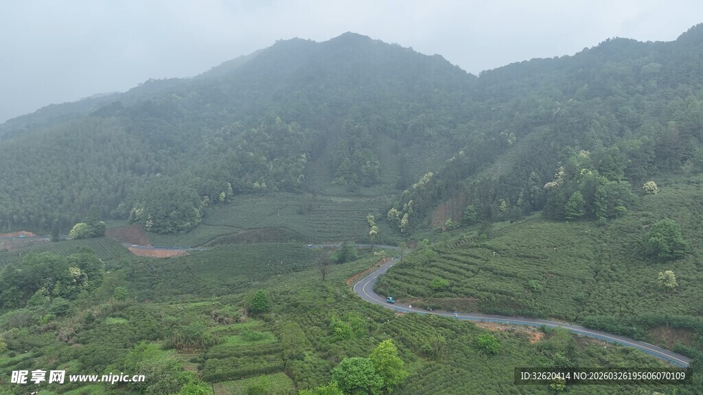 山间蜿蜒公路