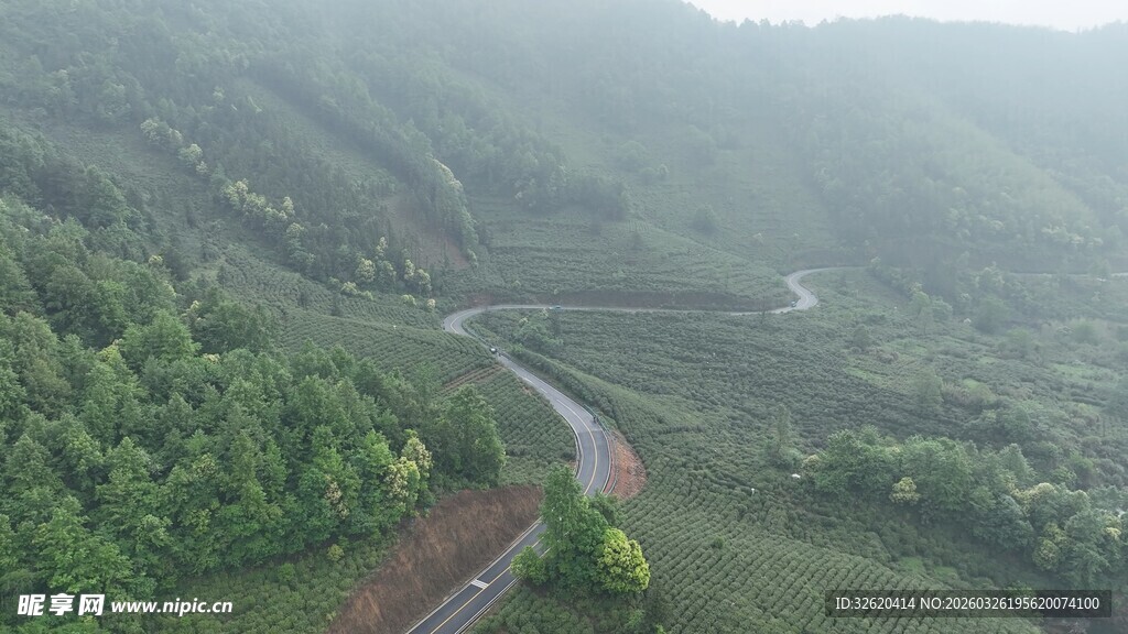 山间蜿蜒公路
