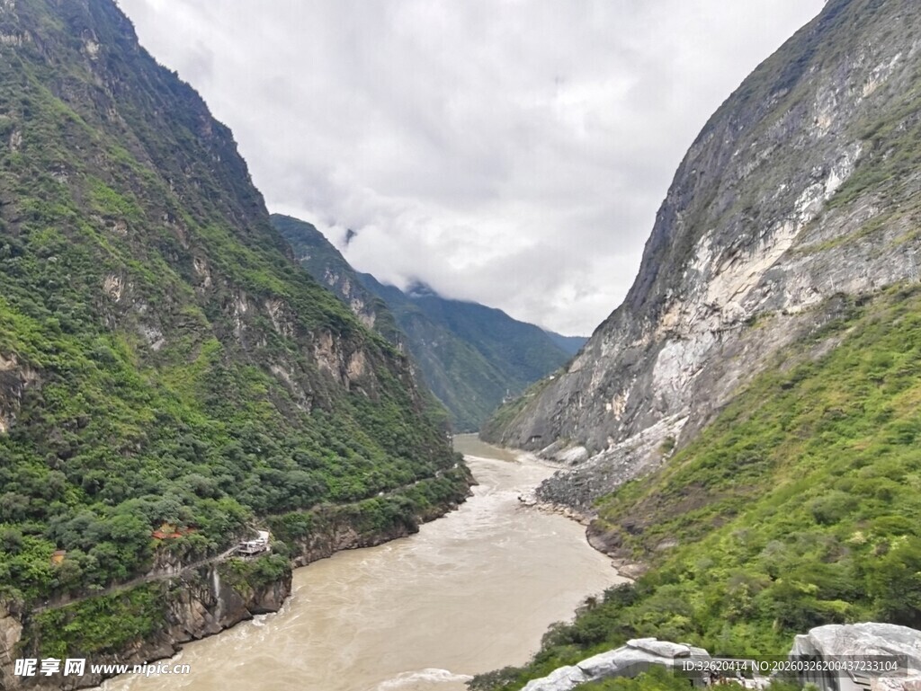 壮丽峡谷河流景观