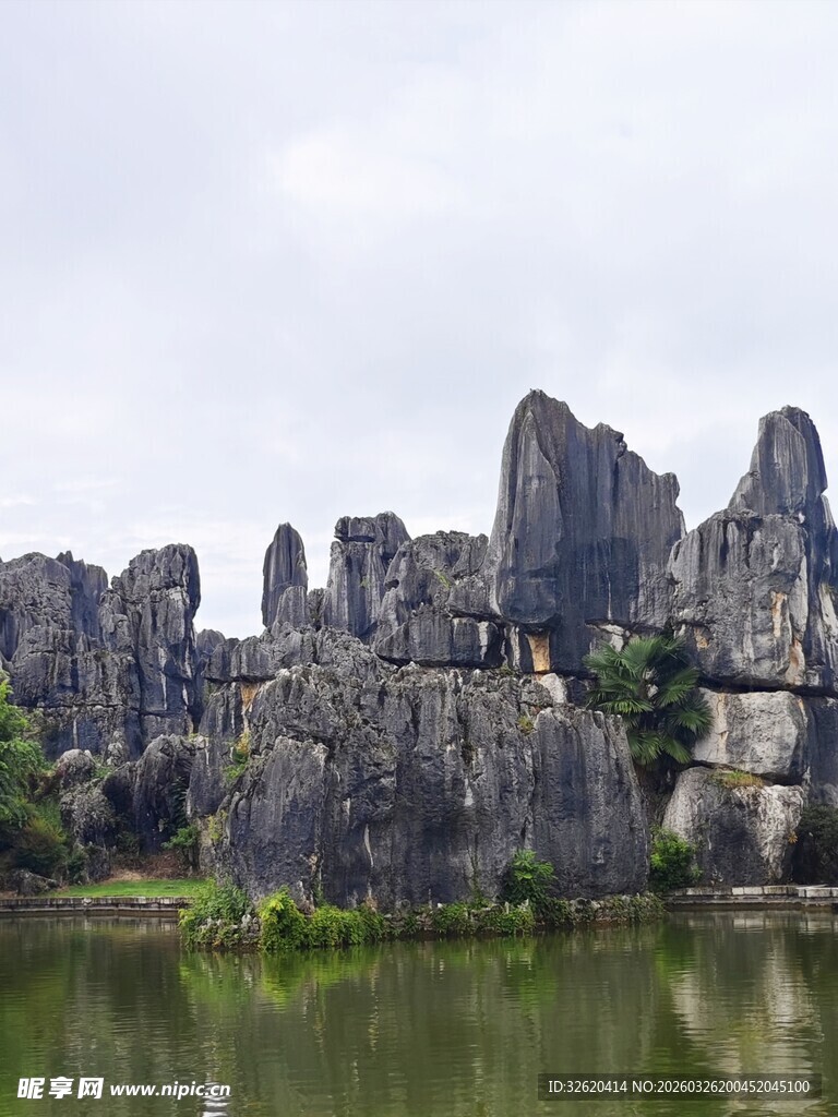 云南石林湖畔奇景