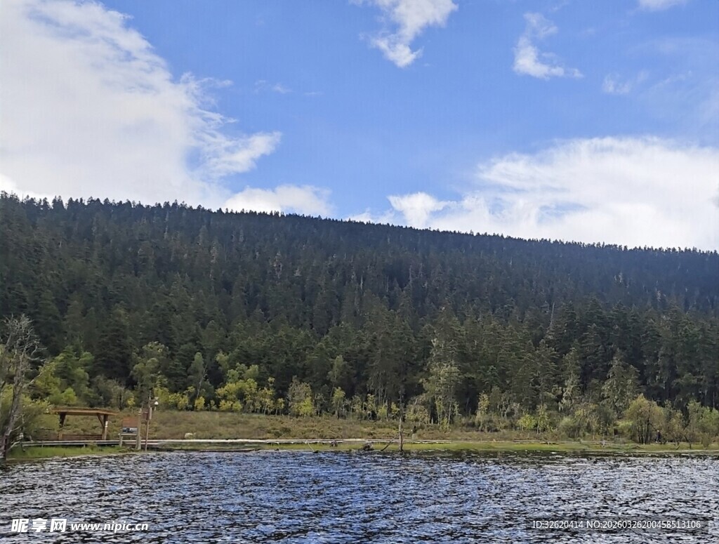 湖畔山林美景