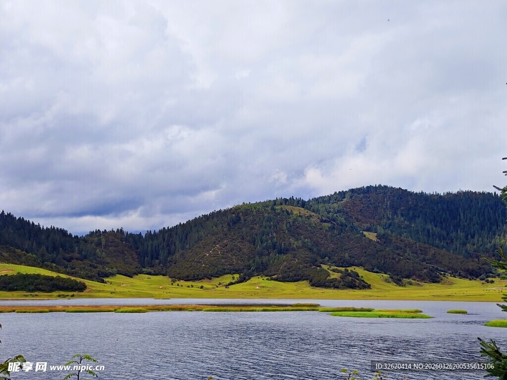 湖畔山峦景色