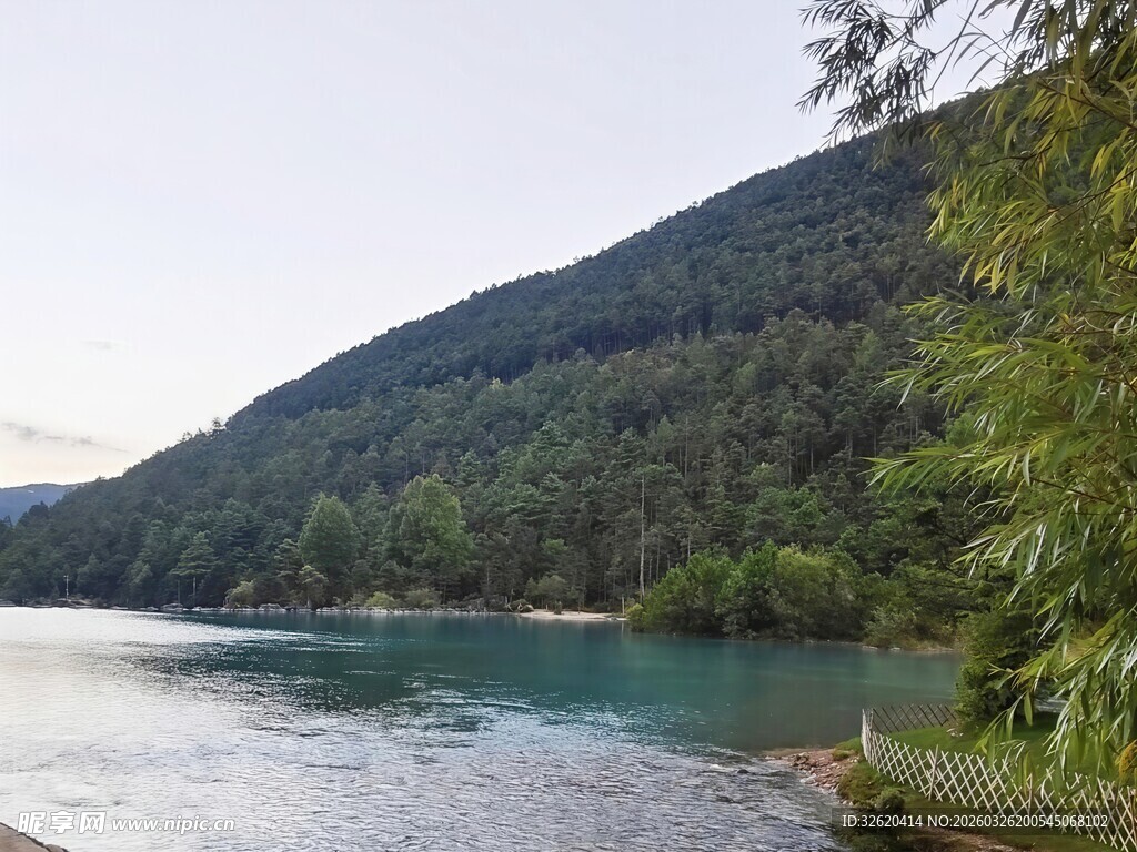 山间湖景