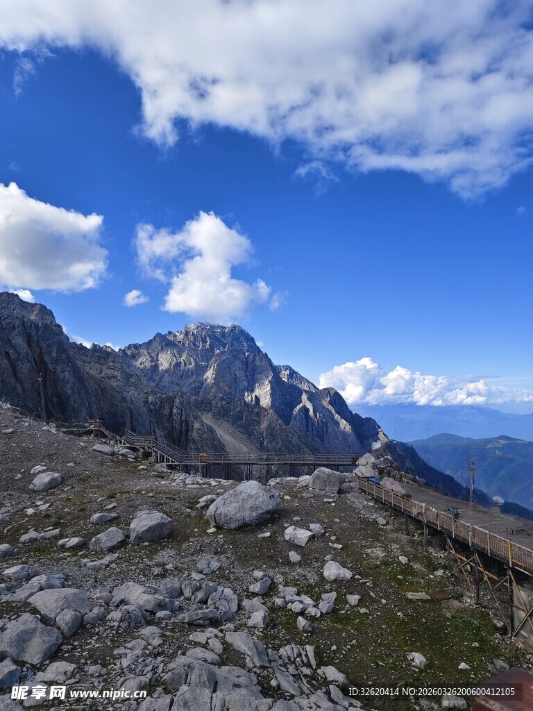 高山蓝天美景