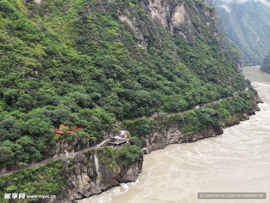 壮丽江畔山景绿意盎然