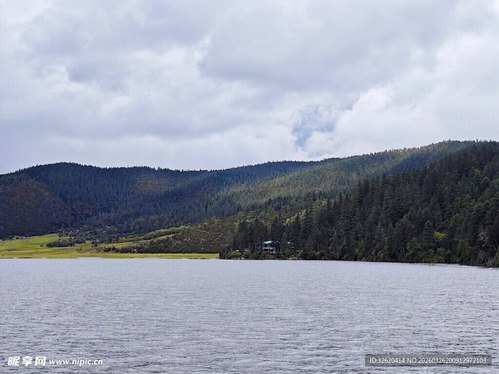 湖畔青山美景