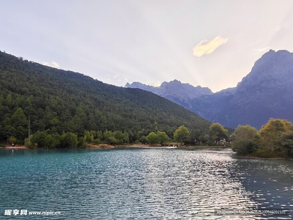 湖畔山色美景