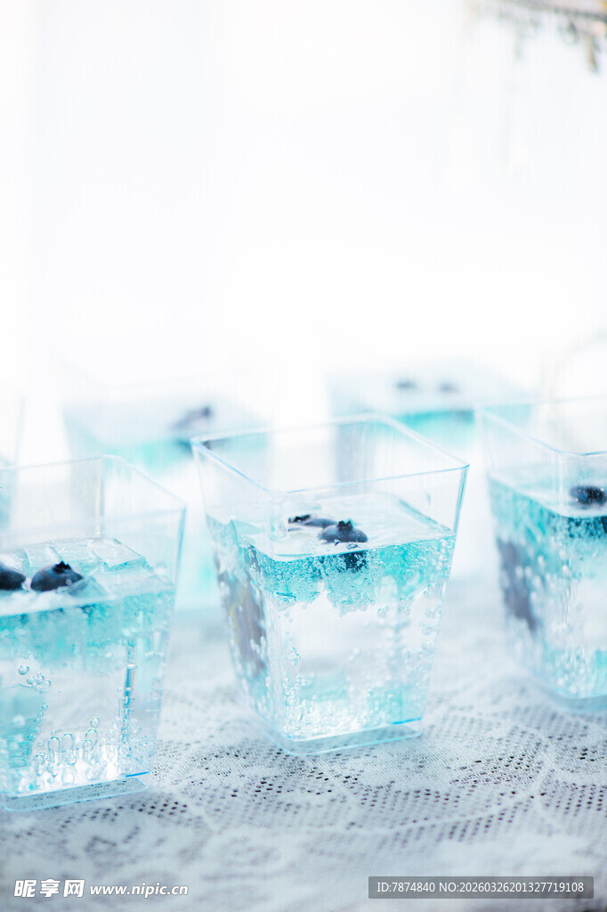 蓝色饮品配蓝莓装饰