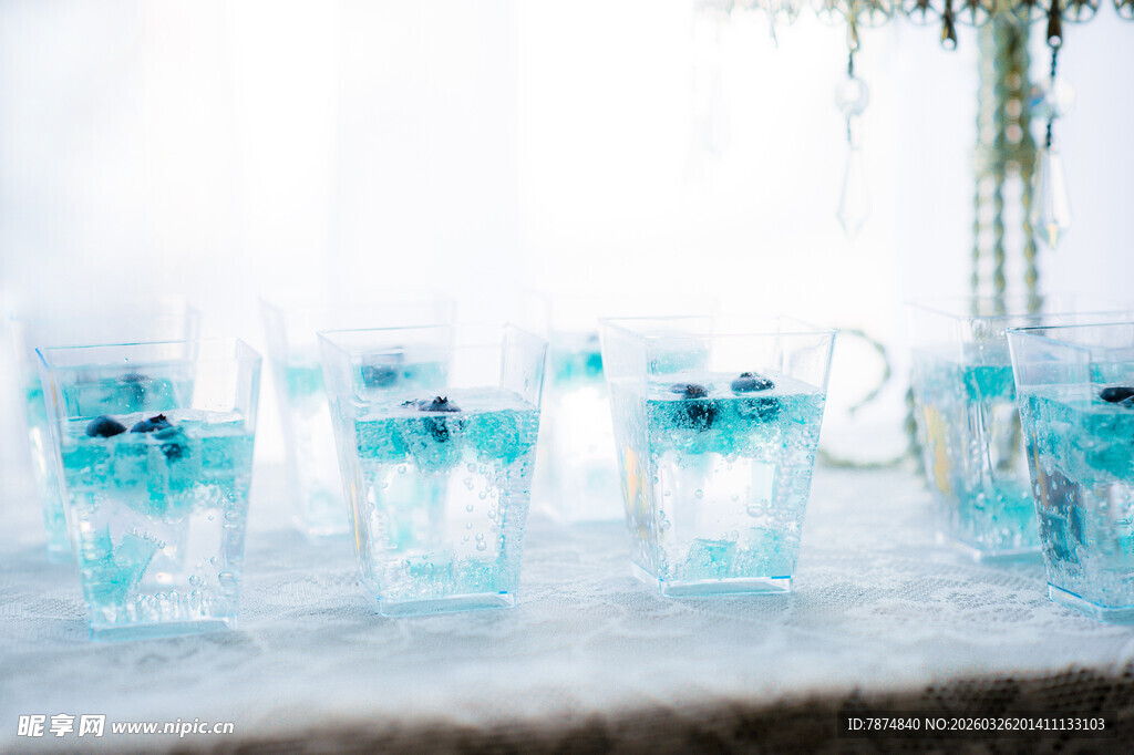 蓝色透明杯子整齐排列