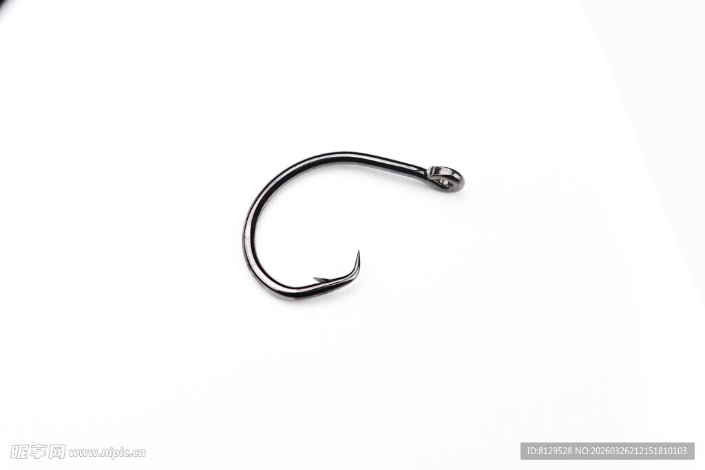 单枚金属鱼钩特写